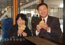 [생생포토]붕어빵 먹는 안정숙 여사 :: 부천타임즈