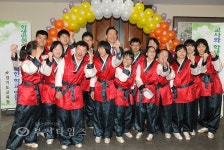 [포토] 김상곤 경기교육감 홀트학교 풍물패와 함께... :: 부천타임즈