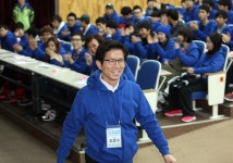 팔씨름하며 소통하는 김문수 경기지사 :: 부천타임즈