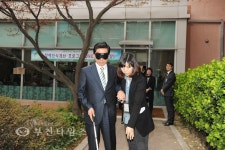 [포토]장애 체험하는 김상곤 경기도교육감 :: 부천타임즈