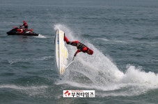 [생생포토]여수엑스포 제트스키어의 수상 묘기 :: 부천타임즈