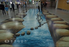 [생생포토] 빼콤과 함께 징검다리 건너는 아가씨 :: 부천타임즈