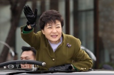[생생포토]손 흔들며 미소짓는 박근혜 대통령 :: 부천타임즈