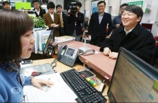 [생생포토] 상계1동 주민센터에 전입신고하는 안철수 :: 부천타임즈