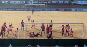 [생생포토]헤딩 동점골 터뜨리는 부천FC 허건 :: 부천타임즈