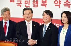 [생생포토] 악수나누는 안철수와 새누리당 이한구 원내대표 :: 부천타임즈