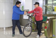 [포토]부천시청역 승객에게 장미꽃 선물하는 김만수 시장 :: 부천타임즈