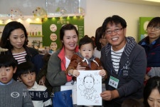 [생생포토]캐리커처 그리는 효자만화가 안중걸 :: 부천타임즈
