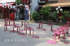 [카메라고발]자전차 거치대로 전락한 영화의거리 피판 조형물 :: 부천타임즈