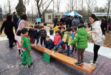 [생생포토]어린이와 함께 보리밟는 김만수 부천시장 :: 부천타임즈