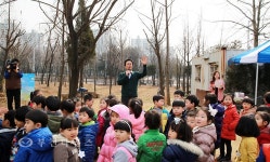 [생생포토]어린이와 함께 보리밟는 김만수 부천시장 :: 부천타임즈