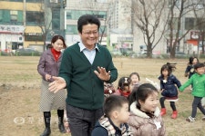 [생생포토]어린이와 함께 보리밟는 김만수 부천시장 :: 부천타임즈