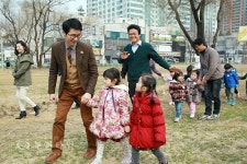 [생생포토]어린이와 함께 보리밟는 김만수 부천시장 :: 부천타임즈