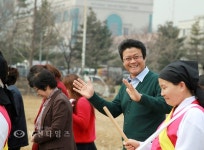 [생생포토]어린이와 함께 보리밟는 김만수 부천시장 :: 부천타임즈