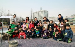 [생생포토]어린이와 함께 보리밟는 김만수 부천시장 :: 부천타임즈