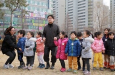 [생생포토]어린이와 함께 보리밟는 김만수 부천시장 :: 부천타임즈