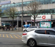 버스정류장 왼편에 위치한 가판대 교통사고 위험 노출 :: 부천타임즈