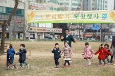 부천시 보리새싹 함께 밟을까요 :: 부천타임즈