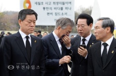 [생생포토] 분향소에서 눈물 흘리는 문재인 대표 :: 부천타임즈