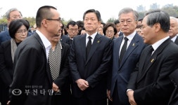[생생포토] 분향소에서 눈물 흘리는 문재인 대표 :: 부천타임즈