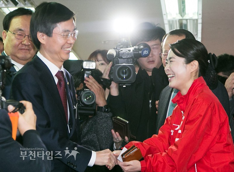 김문수, 조경태에게 탈당 권유... 이재명 정권 부역자