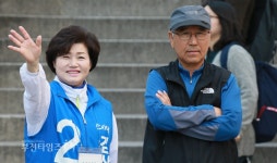 [생생포토] 더컸유세단과 춤추는 소사댁 김상희 :: 부천타임즈