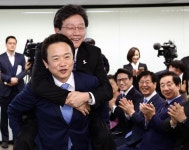 [생생포토]남경필 지사 등에 업힌 유승민 대선후보 :: 부천타임즈