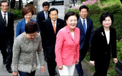 대한노인회 찾아간 문재인 후보 부인 김정숙씨 :: 부천타임즈