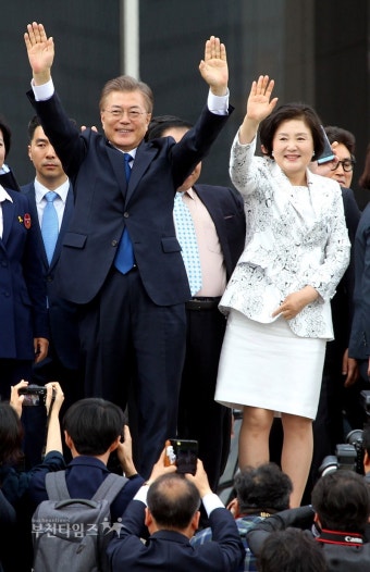 [생생포토] 손흔들어 인사하는 문재인 대통령과 김정숙 여사 :: 부천타임즈