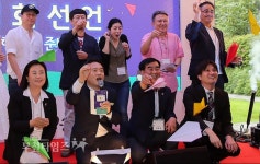 다양성 영화제에서 종이비행기 날리는 염종현 문광위원장 :: 부천타임즈