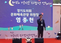 다양성 영화제에서 종이비행기 날리는 염종현 문광위원장 :: 부천타임즈