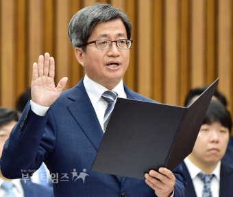[생생포토]얼굴 감싸는 김명수 대법원장 후보자 :: 부천타임즈