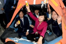[생생포토]인천항 여객터미널 찾은 추미애 민주당 대표 :: 부천타임즈