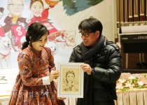 [생생포토]가수 오정해 캐리커쳐 선물 받았어요 :: 부천타임즈