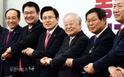 [포토]손경식 한국경영자총협회 회장과 손맞잡은 황교안 대표 :: 부천타임즈