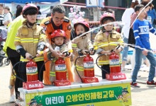 [생생포토] 어린이날 맞아 소방안전체험하는 어린이들 :: 부천타임즈