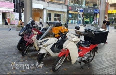 [카메라고발]오토바이 불법주차로 몸살 앓는 부천마루광장 :: 부천타임즈