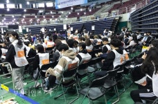 [카메라고발] 부천체육관 개표장에 코로나19 안전거리 없어 빈축 :: 부천타임즈