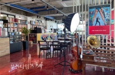 엘피갤러리 카페,007영화 25편 탄생기념 포스터展 :: 부천타임즈