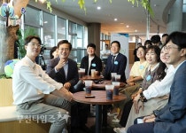 예술인 기회소득 첫 수령자 만난 김동연 경기지사 :: 부천타임즈