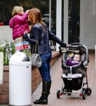 외방커뮤니티 > 헐리우드 > 두딸과 외출한 앨리슨 헤니건 (HIMYM 릴리)