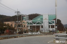 충남넷 모바일 금강의 생태공원변에 자리한 공주보
