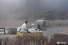 사는이야기 - 운무로 인해 신비하게 느껴진 개삼터공원 - 충남넷 미디어 운무로 인해 신비하게 느껴진 개삼터공원