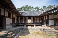 충남넷 모바일 감빛 어우러진 논산 백일헌 종택의 가을 풍경