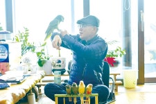 사람들 - 예산 ‘앵무새 아빠’ 귀농인 김재수 씨 화제 - 충청남도 예산 ‘앵무새 아빠’ 귀농인 김재수 씨 화제