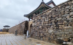 사는이야기 - 겨울비에 더 고즈넉한 해미읍성의 풍광 - 충청남도 겨울비에 더 고즈넉한 해미읍성의 풍광
