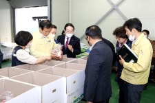 옥천군, 학생 가정에 지역 농산물 꾸러미 공급 - CTN 충청탑뉴스 옥천군, 학생 가정에 지역 농산물 꾸러미 공급