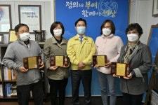 CTN - 확실하고 진실된 뉴스!-부여군, 제24회 노인의 날 기념 효부·효자 표창 전수 부여군, 제24회 노인의 날 기념 효부·효자 표창 전수