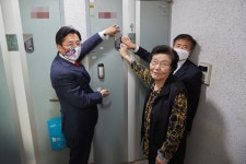 CTN - 확실하고 진실된 뉴스!-박경귀 아산시장, 화랑무공훈장 수훈 유족 가정 방문 국가유공자 명패 달아 박경귀 아산시장, 화랑무공훈장 수훈... 