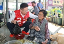 이철우 후보, 상주함창시장 유세장에 만난 96세 할머니의 순수함에... 이철우 후보, 상주함창시장 유세장에 만난 96세 할머니의 순수함에… 눈물 핑